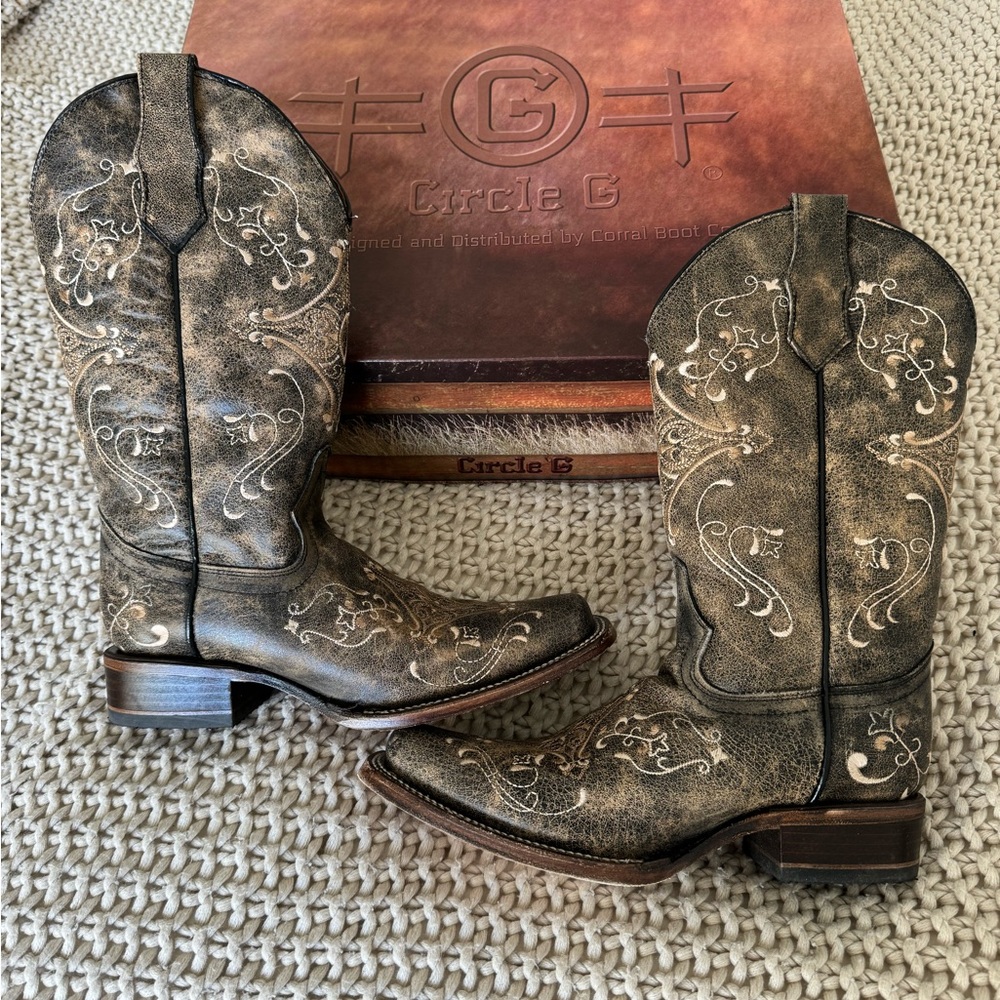 Circle G Distressed Brown Embroidered Western Boots